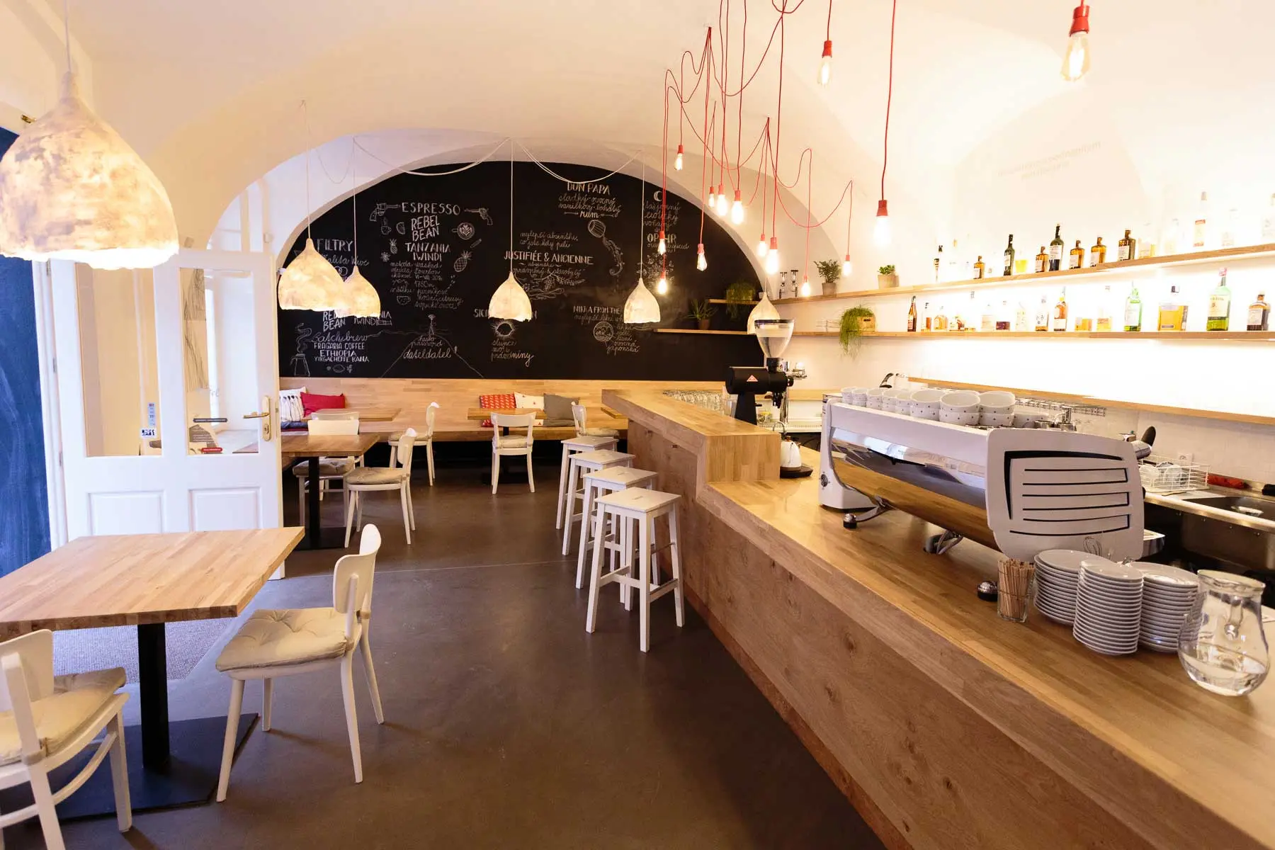 Kavárna Café Datel - kaskádovitý dřevěný pult vytvářející zázemí. Autor: Kurz architekti 