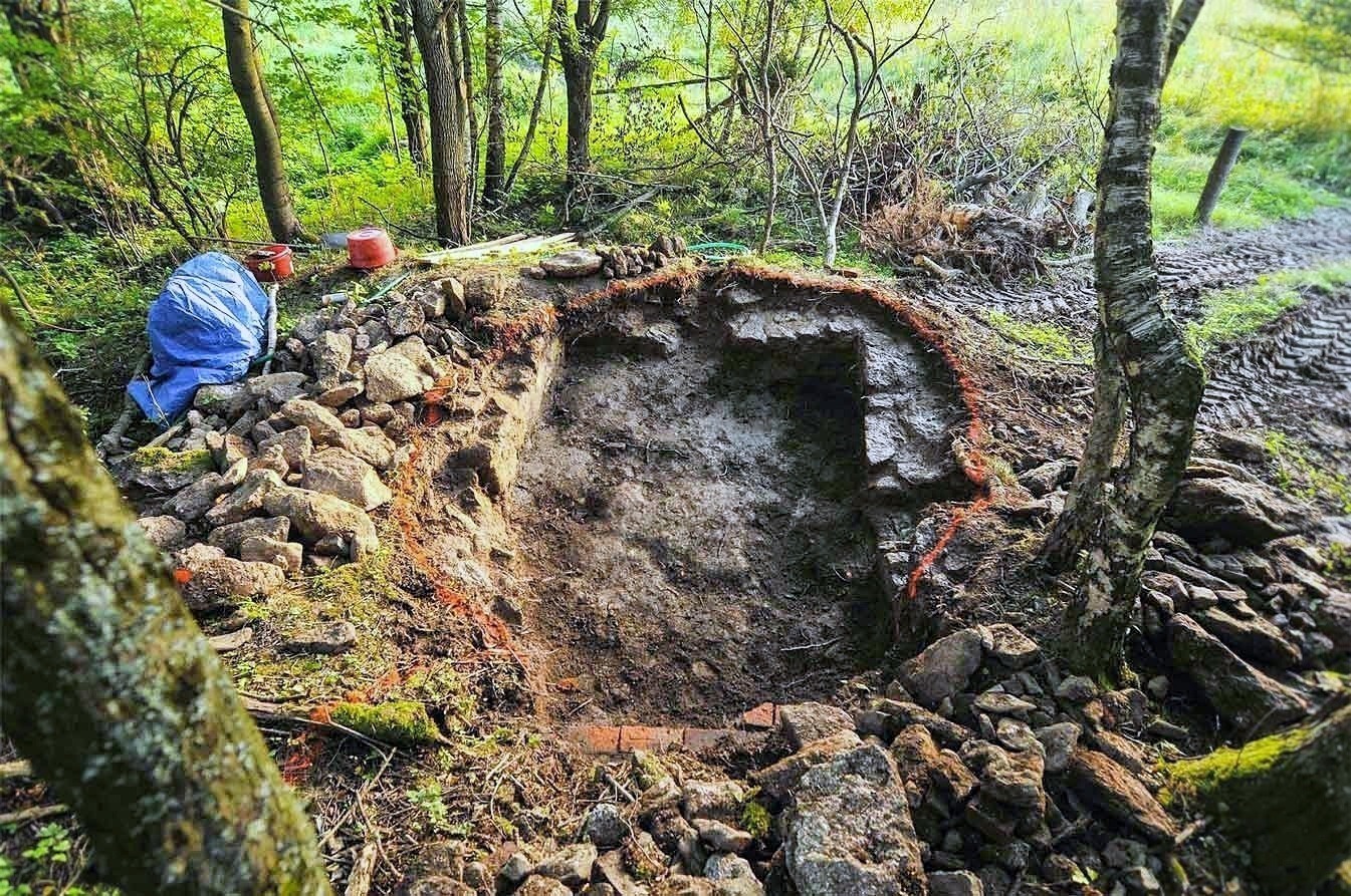 Kaplička Světla - půdorysná stopa světnice jednoho z původních stavení, který se stal základem pro kapličku. Autor: Kurz architekti