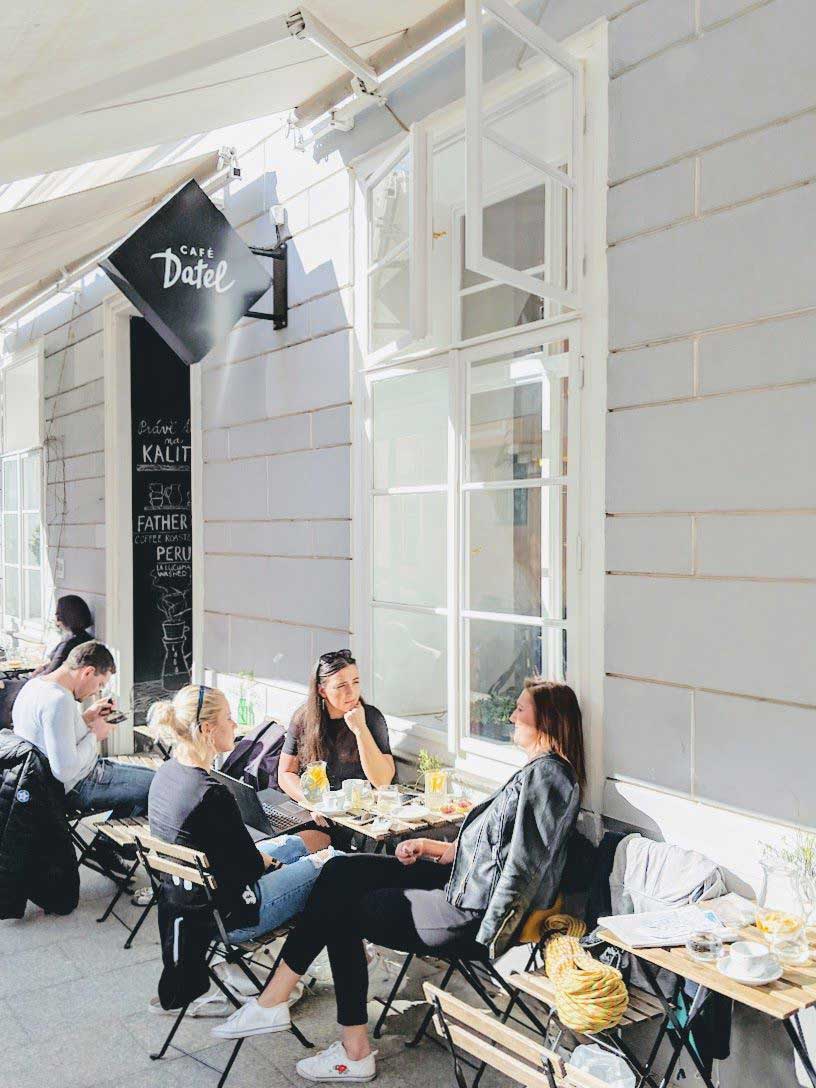 Kavárna Café Datel - venkovní zahrádka. Autor: Kurz architekti 