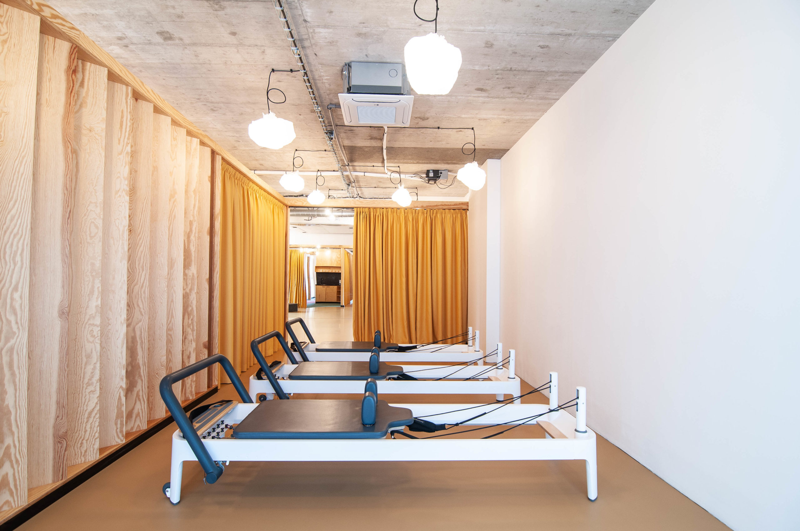 Studio Pilates Art v Klánovicích - pilates stroje. Autor: Kurz architekti 