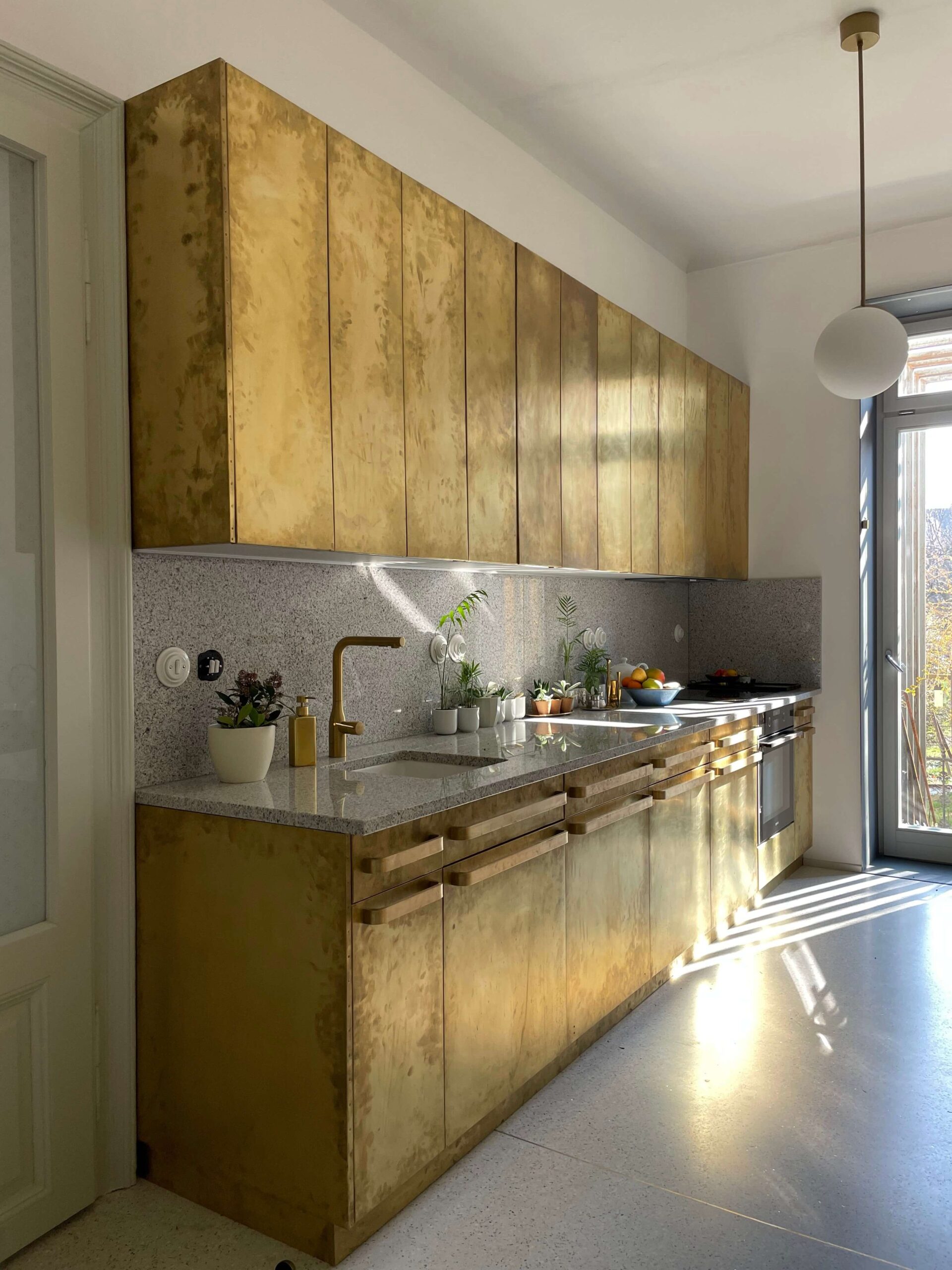 02_Kurz_architects_Cinzak_Ceske_Budejovice_kuchyn_mosaz