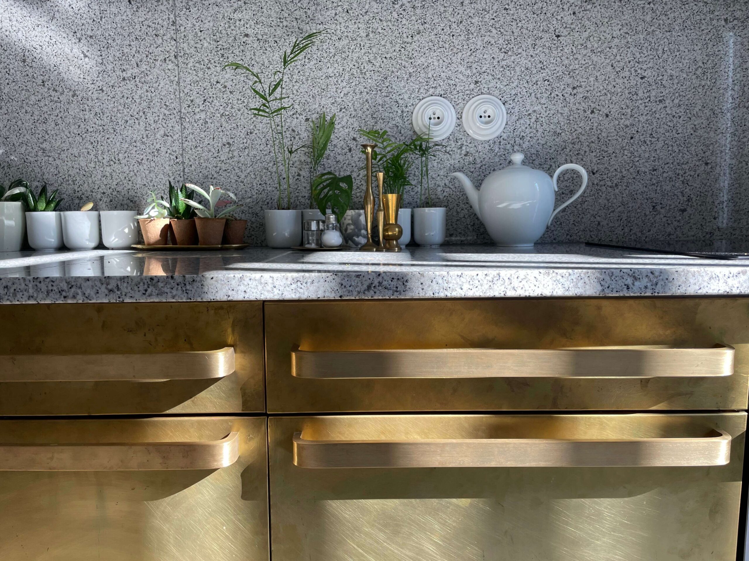 03_Kurz_architects_Cinzak_Ceske_Budejovice_kuchynska_linka_mosaz