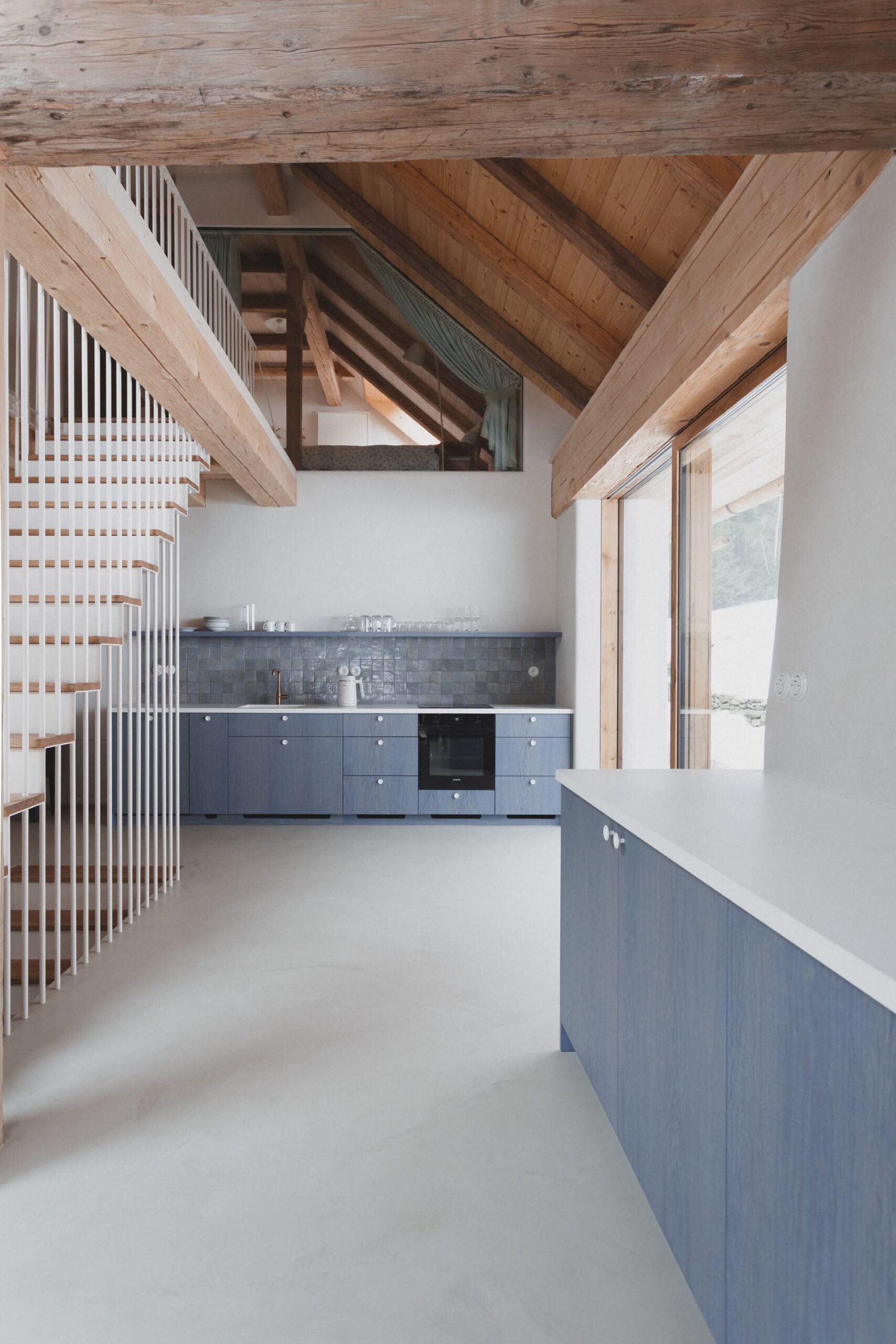04_Kurz_architects_Zapomenta_chalupa_Arnostka_interier_svetnice_schodiste_kuchyne_bez-svetlaTOP