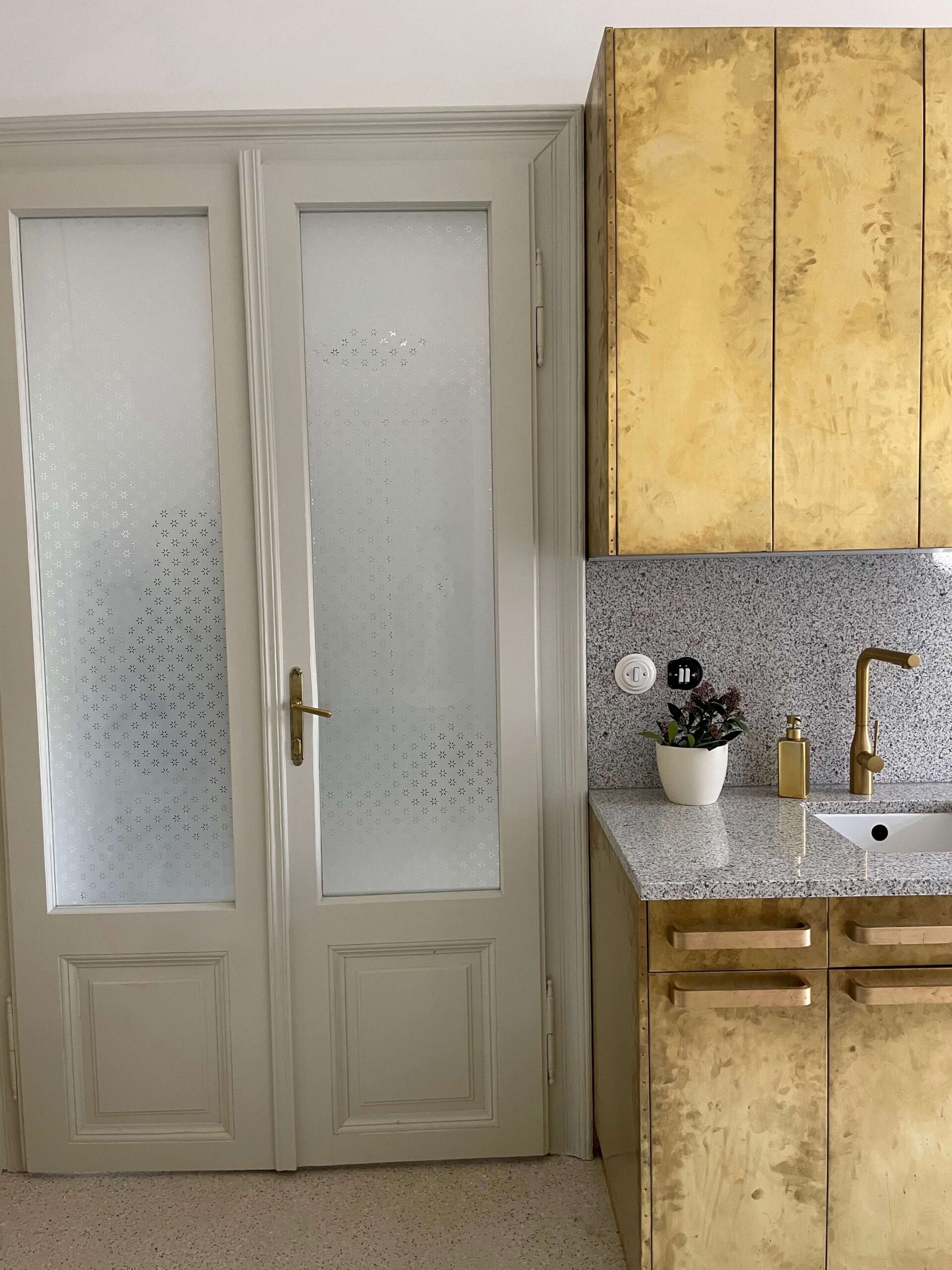 05_Kurz_architects_Cinzak_Ceske_Budejovice_detail_dvere_mosaz