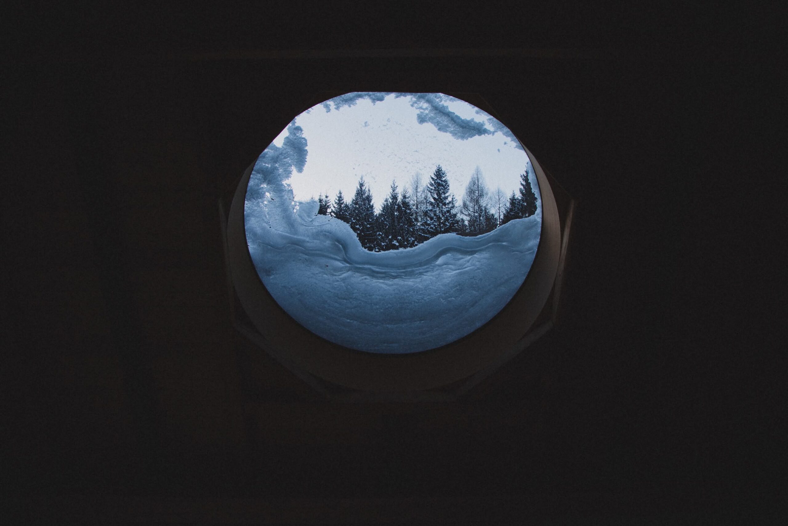 05_Kurz_architects_Zapomenta_chalupa_Arnostka_interier_svetnice_pruhled_sumanvske_stromy