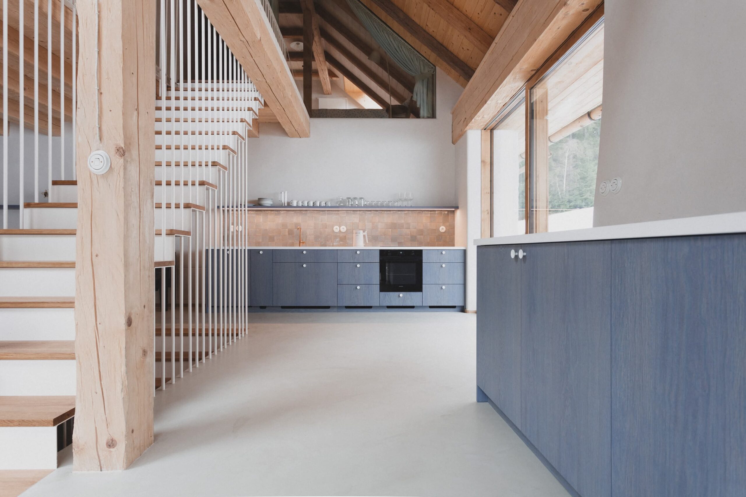 05_Kurz_architects_Zapomenta_chalupa_Arnostka_interier_svetnice_schodiste_kuchyne