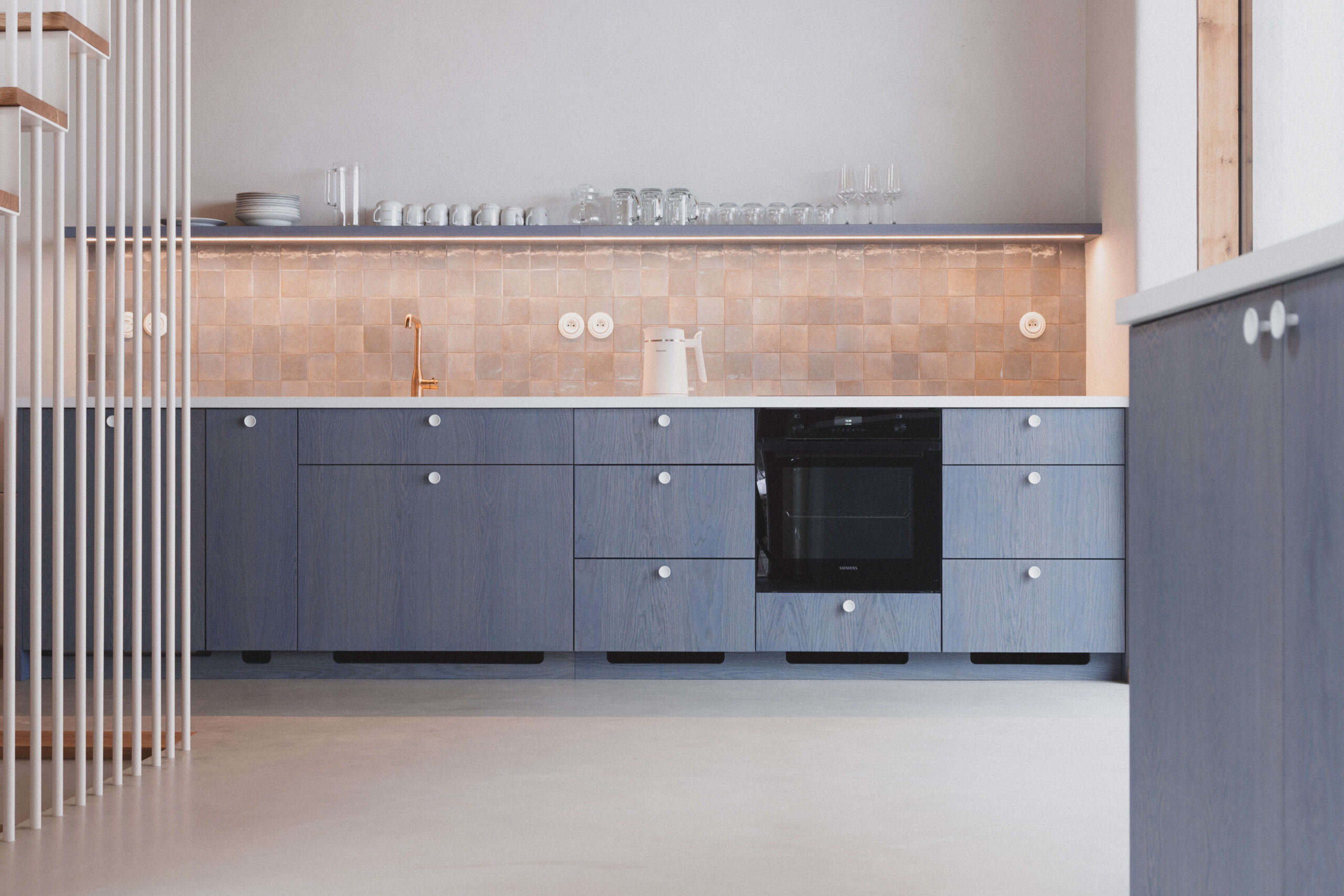 06_Kurz_architects_Zapomenta_chalupa_Arnostka_interier_kuchyne