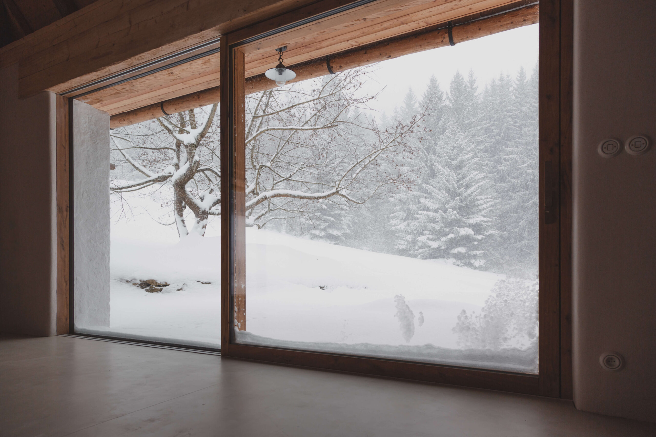 07_Kurz_architects_Zapomenta_chalupa_Arnostka_interier_vyhled_spolecenska-svetnice