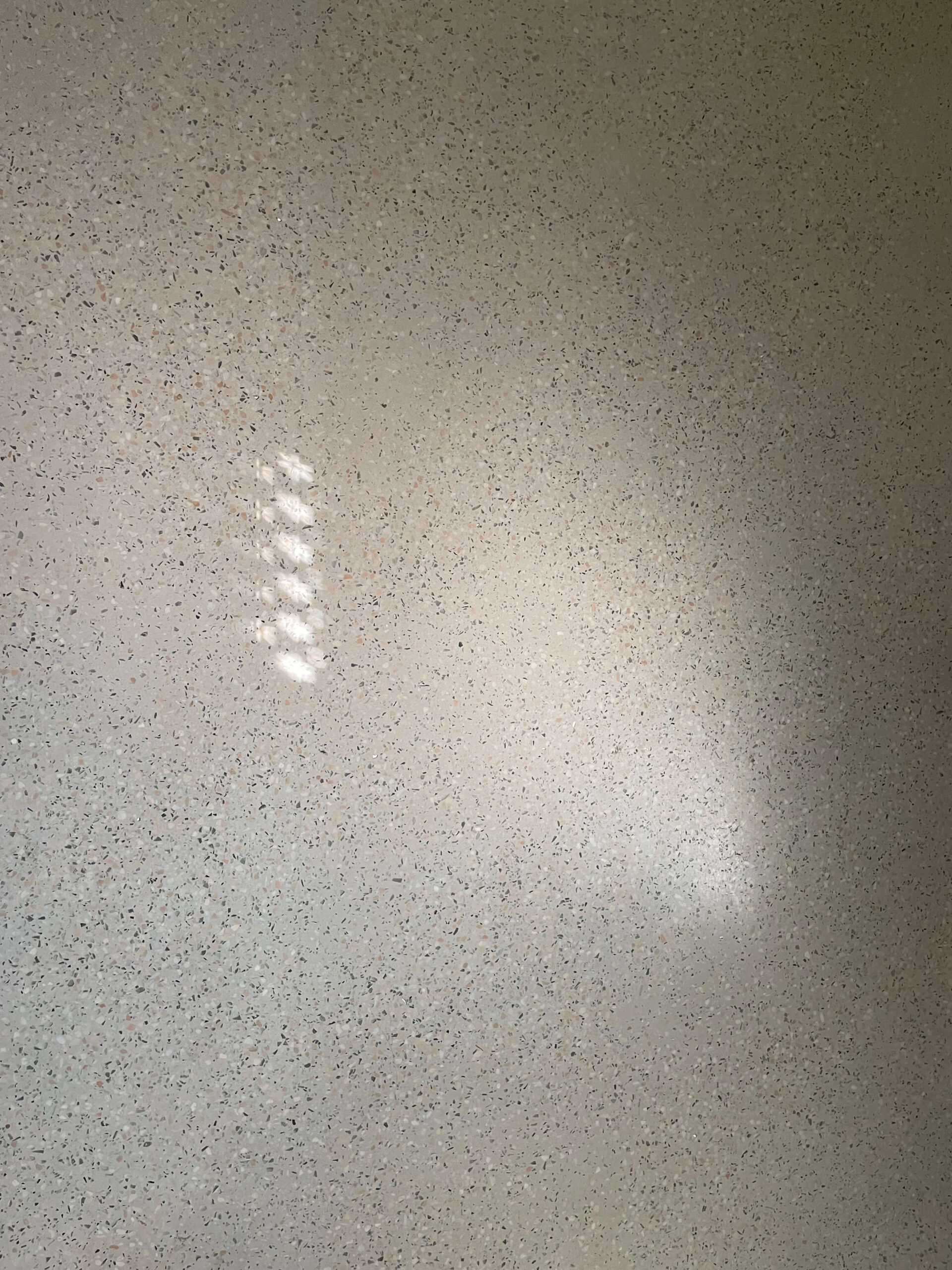 08_Kurz_architects_Cinzak_Ceske_Budejovice_terrazzo_stiny