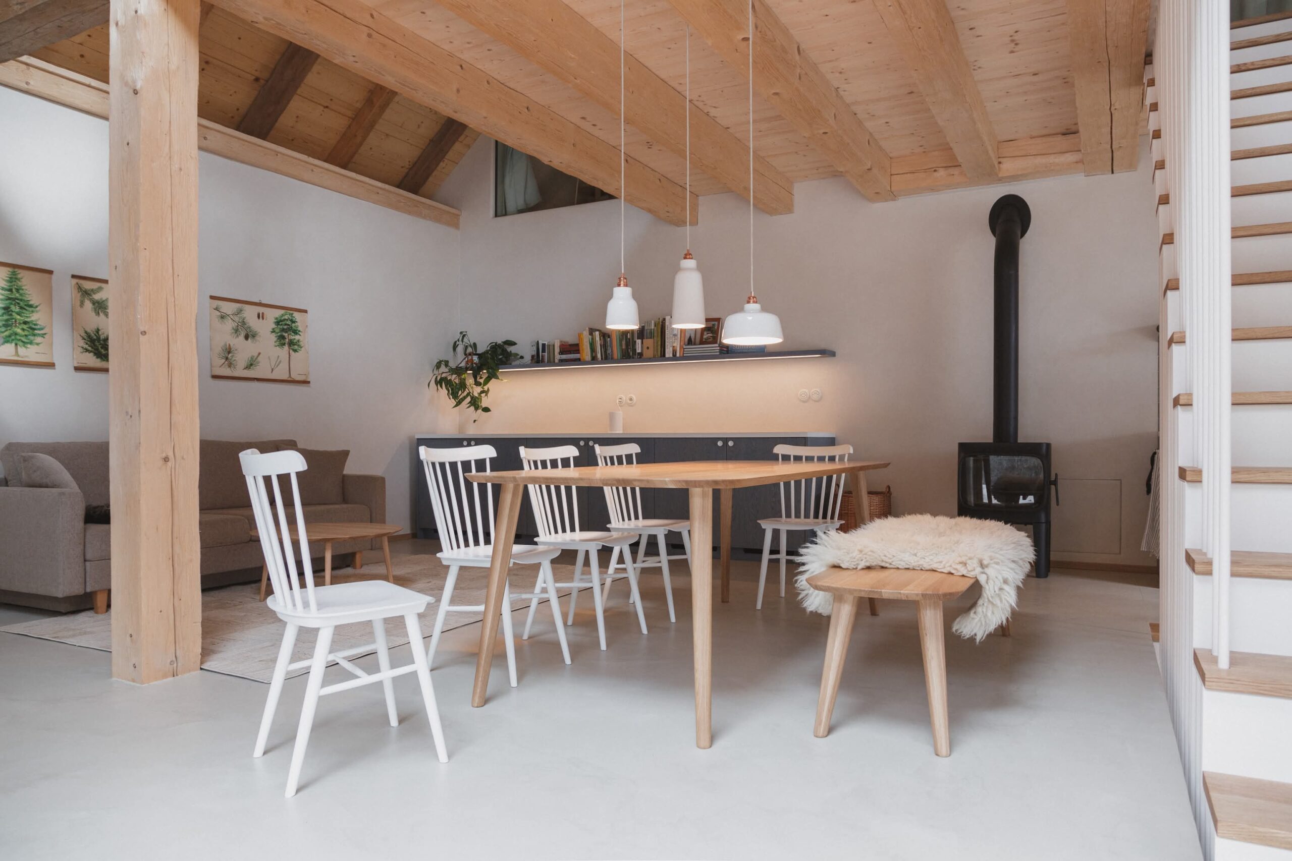 08_Kurz_architects_Zapomenta_chalupa_Arnostka_interier_svetnice_jidelna_obyvak_kamna