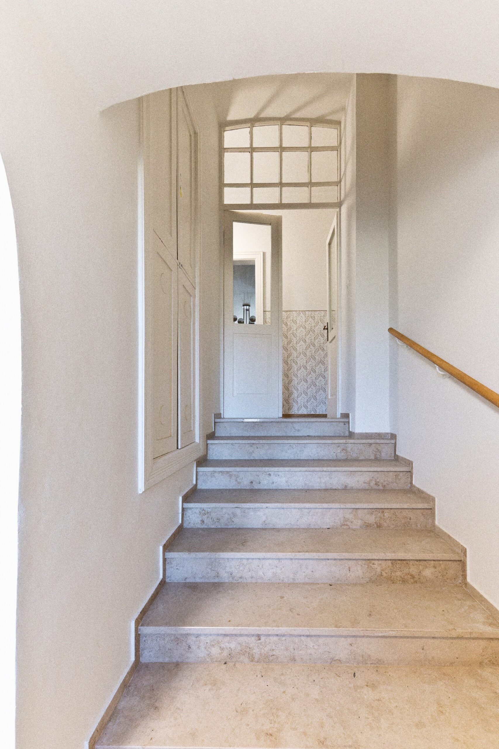 10_KURZ_architects_Maternova-vila_Remeslna-akademie_Vcelna_foto_by_NikaBrunova_chodba