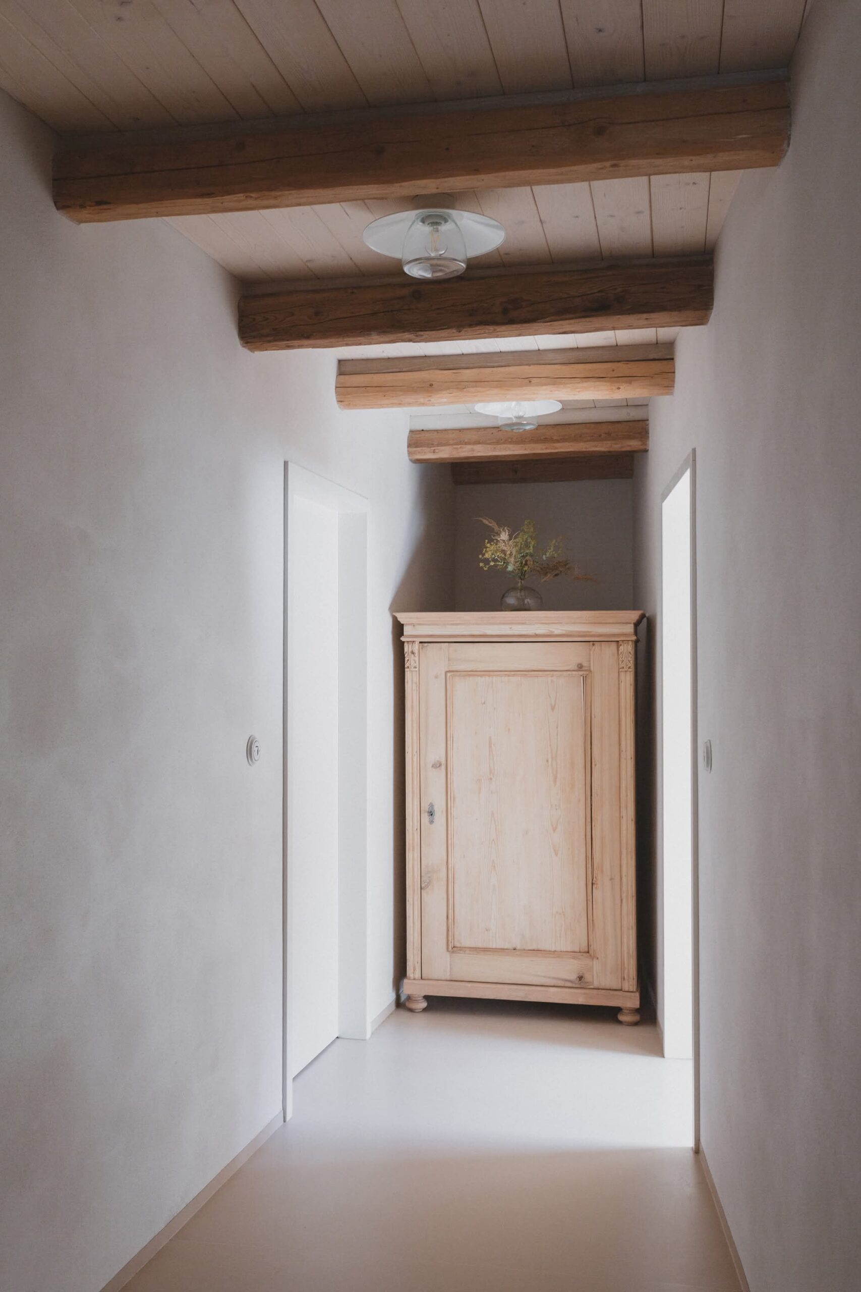 10_Kurz_architects_Zapomenta_chalupa_Arnostka_chodba-k-pokojum