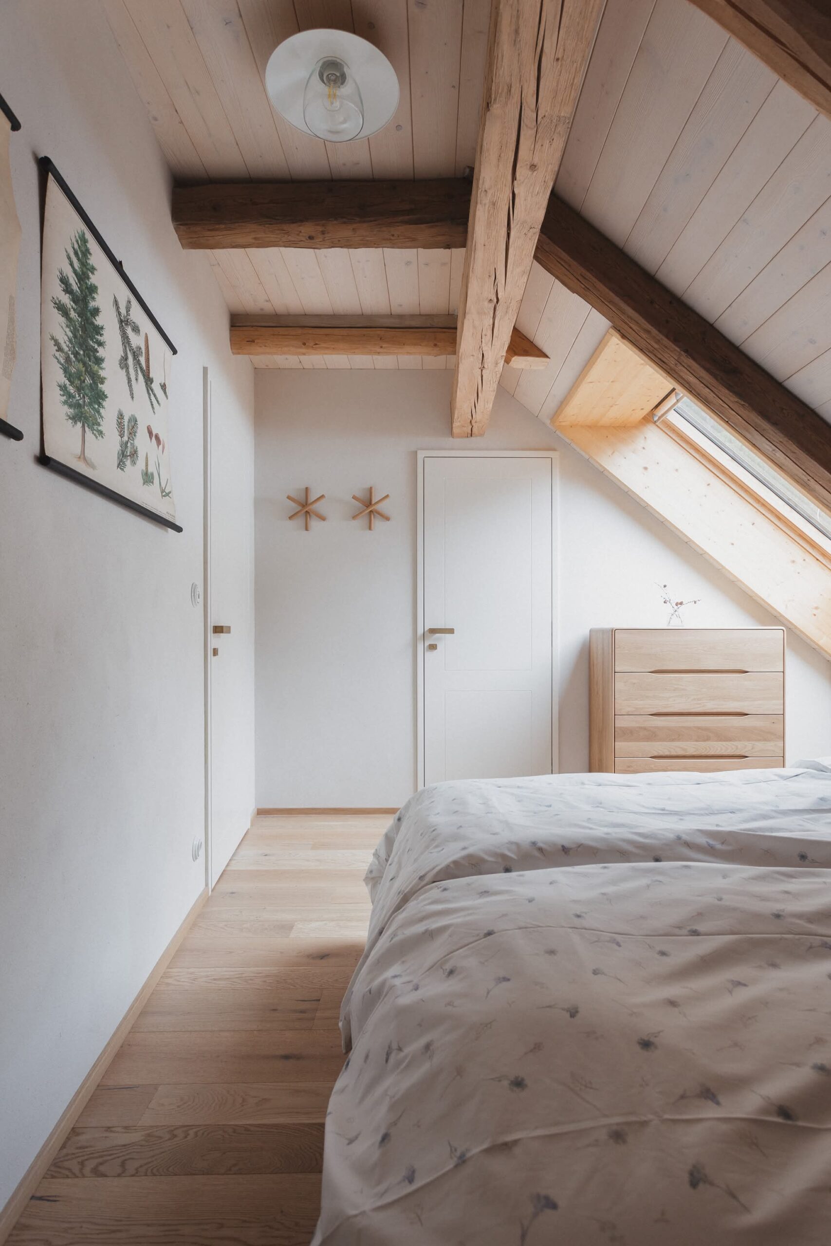 10_Kurz_architects_Zapomenta_chalupa_Arnostka_pokoj_chrpa_komoda