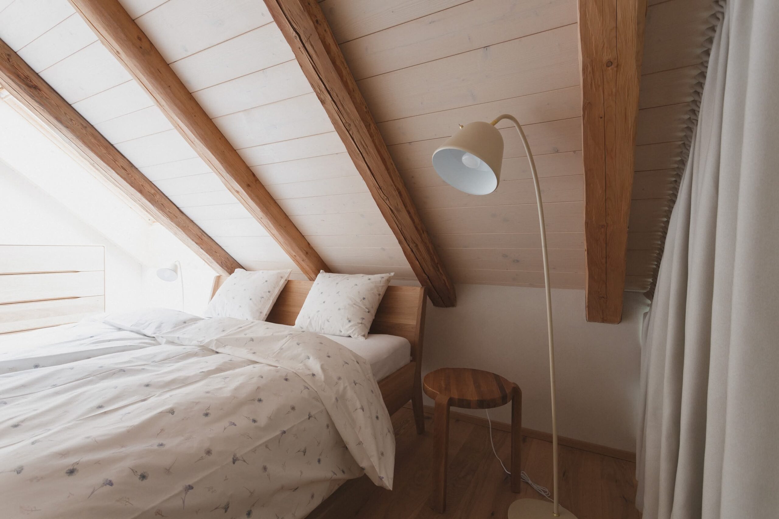 10_Kurz_architects_Zapomenta_chalupa_Arnostka_pokoj_chrpa_leseen