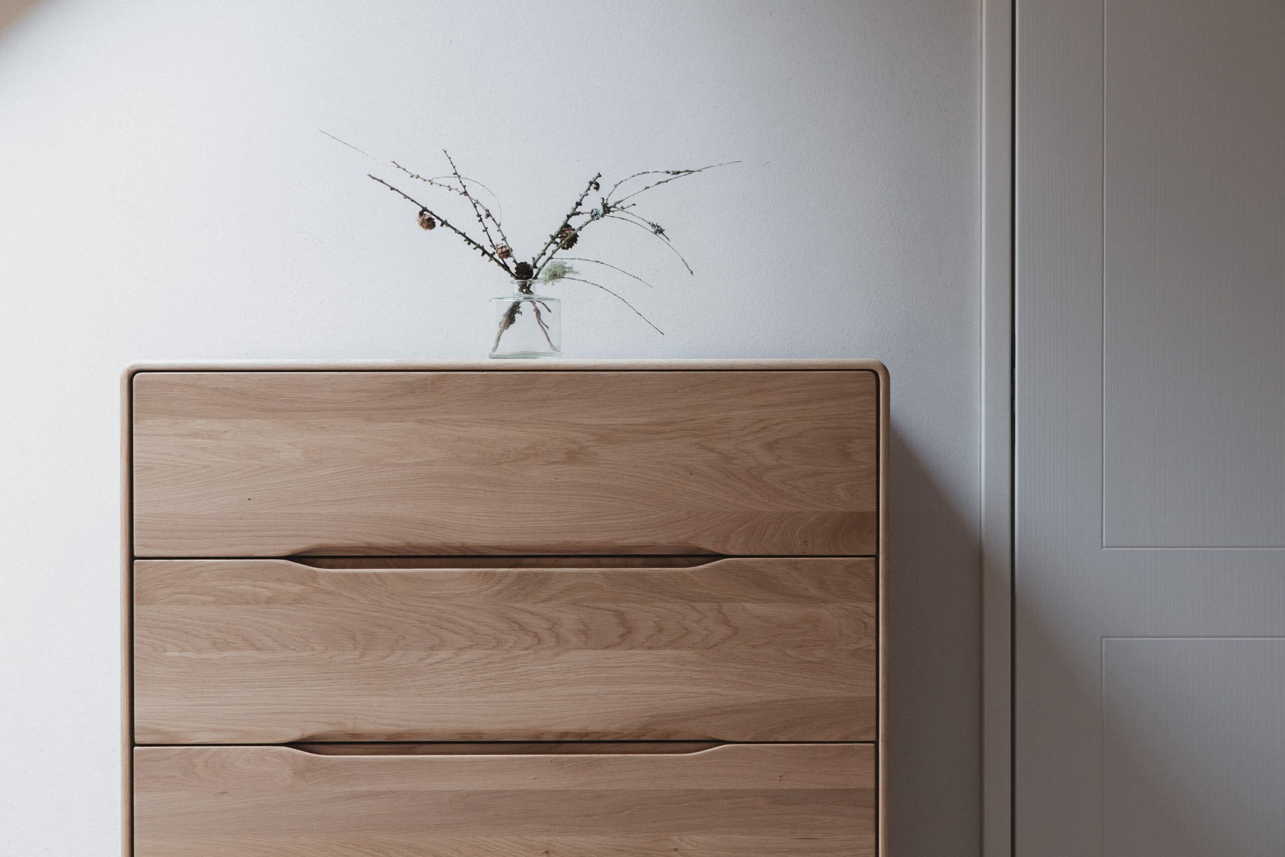 10_Kurz_architects_Zapomenta_chalupa_Arnostka_pokoj_komoda