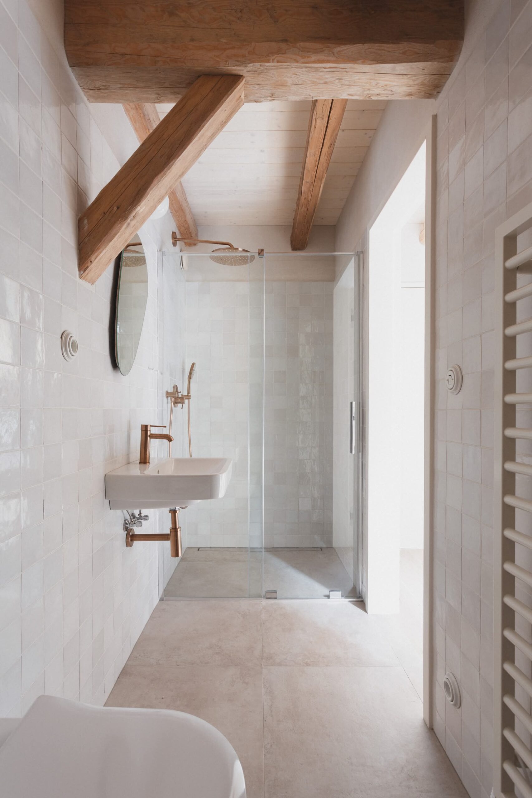 10_Kurz_architects_Zapomenta_chalupa_Arnostka_pokoj_koupelna