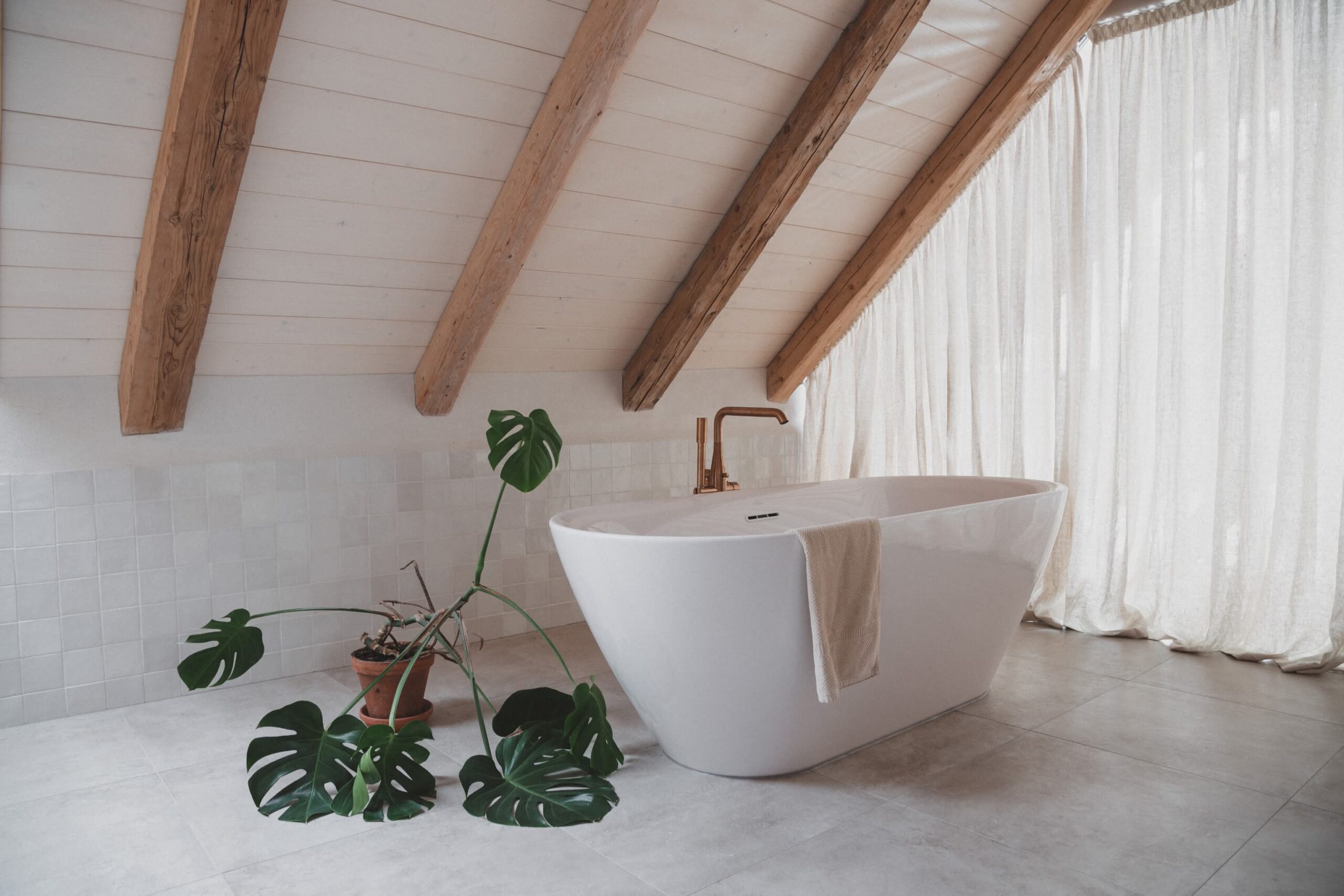 12_Kurz_architects_Zapomenta_chalupa_Arnostka_koupelna_koupani-v-prostoru