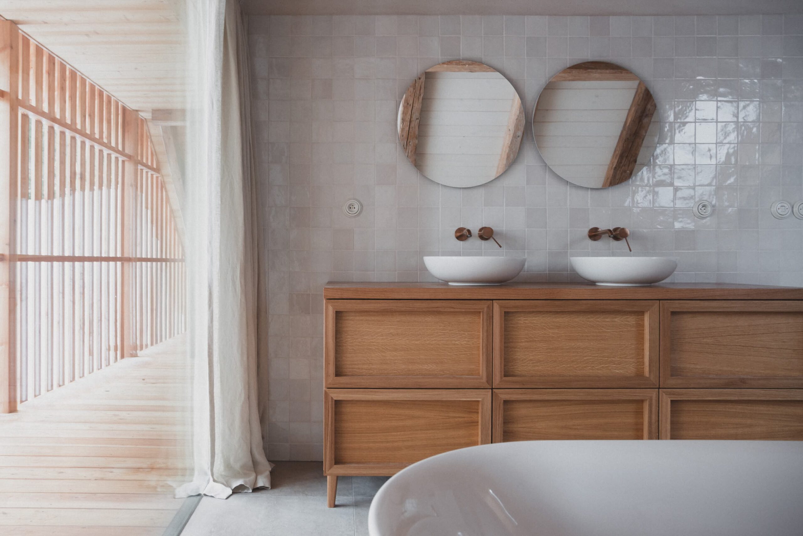 13_Kurz_architects_Zapomenta_chalupa_Arnostka_koupelna_lodzie_komoda