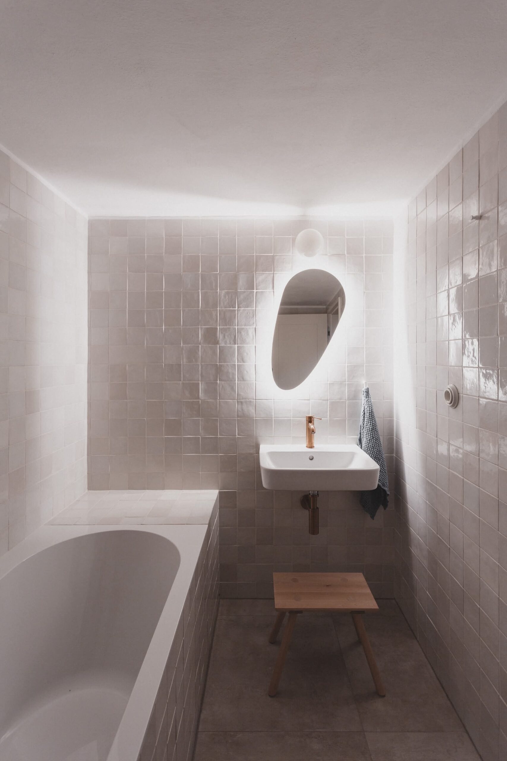 16_Kurz_architects_Zapomenta_chalupa_Arnostka_koupelna_podzemi_zrcadloJPEG