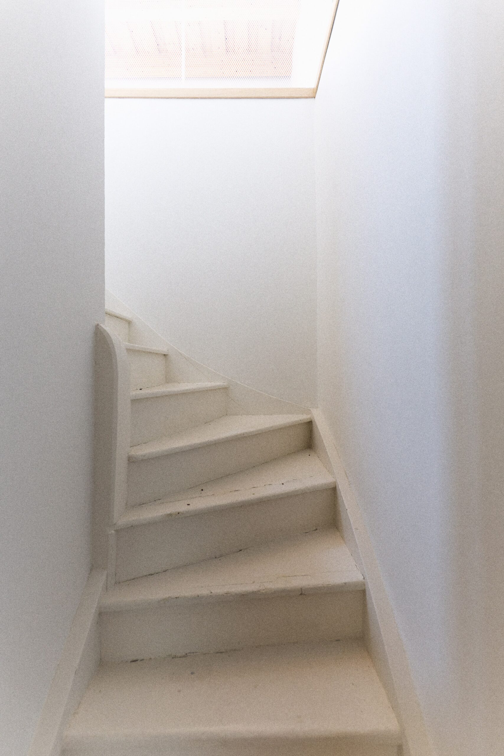 22_KURZ_architects_Maternova-vila_Remeslna-akademie_Vcelna_foto_by_NikaBrunova_schody_do-vezicky