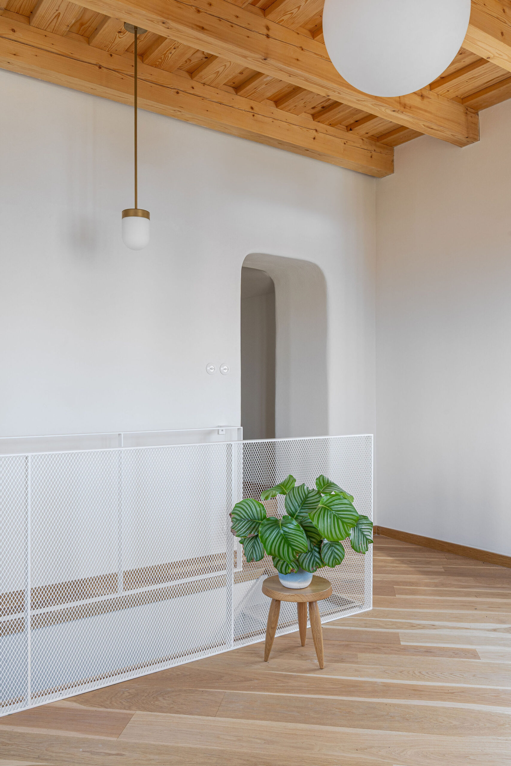 23_KURZ_architects_Maternova-vila_Remeslna-akademie_Vcelna_foto_by_NarativStudio_pokoj_ve-vezi