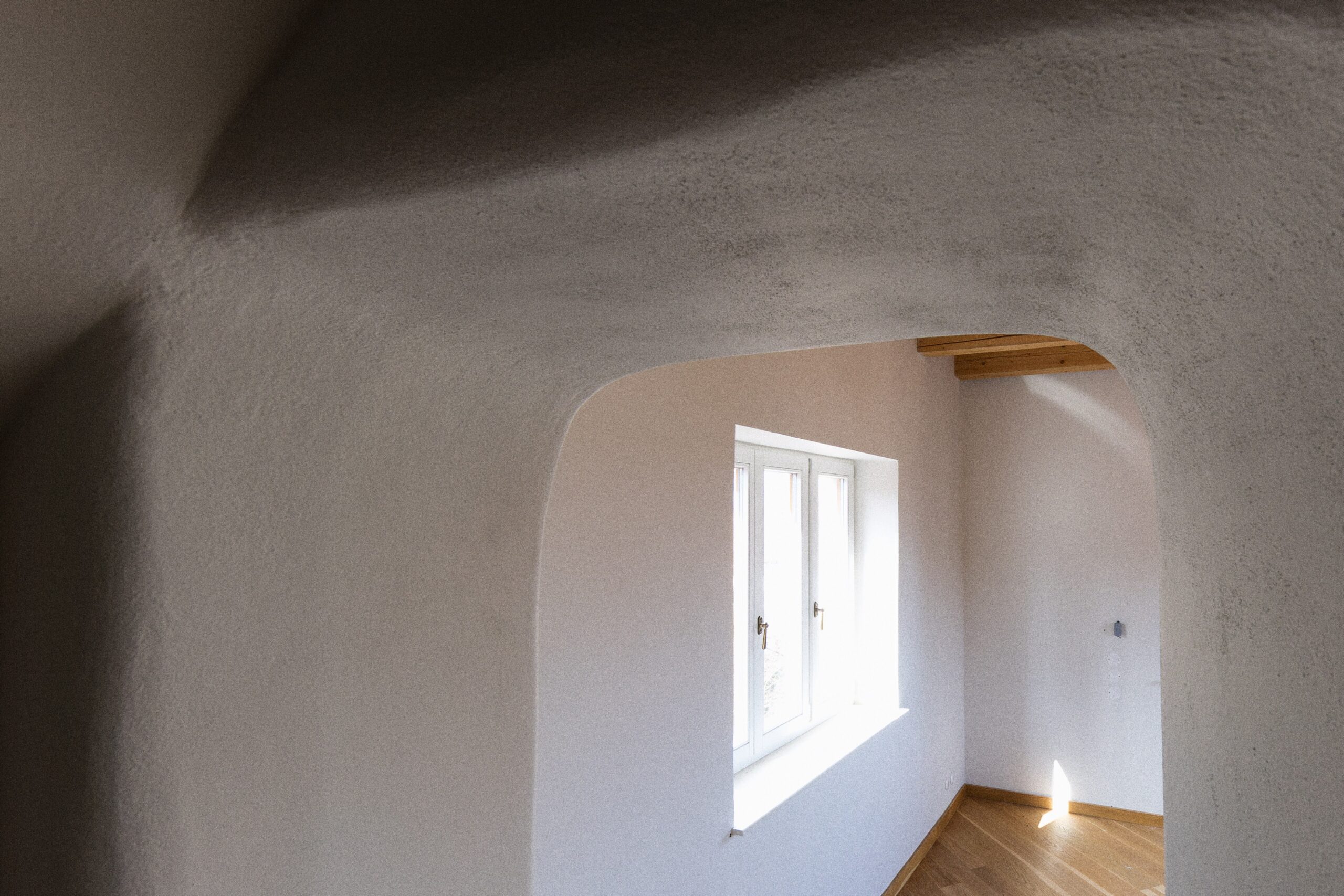 24_KURZ_architects_Maternova-vila_Remeslna-akademie_Vcelna_foto_by_NarativStudio_ve-vezi