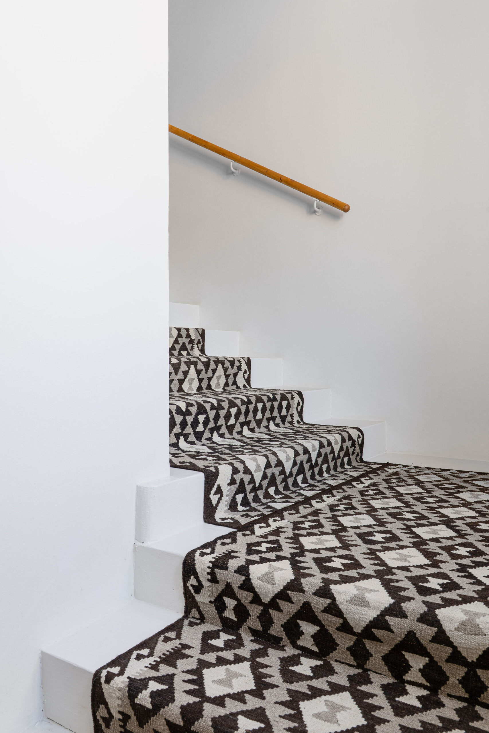 29_KURZ_architects_Maternova-vila_Remeslna-akademie_Vcelna_foto_by_NarativStudio_hlavni_schodiste_